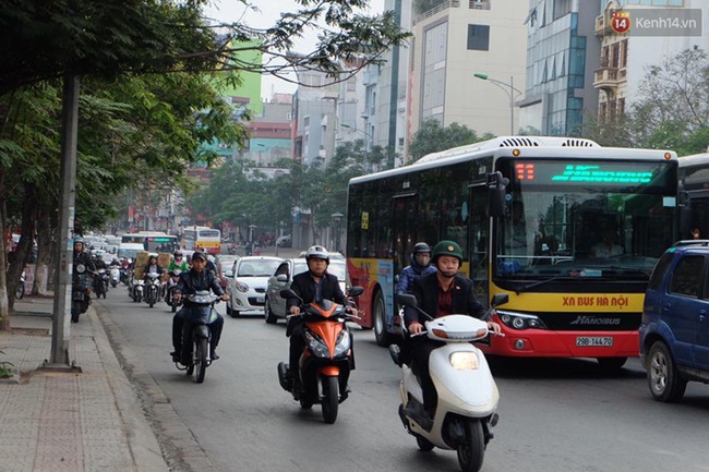 Đường phố Hà Nội thông thoáng trong ngày đi làm đầu tiên năm con gà 2017 - Ảnh 1.