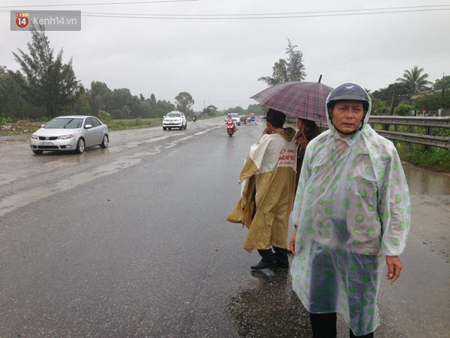 Người dân Quảng Nam đội mưa ra đường quyên góp để mai táng cho người vô danh gặp nạn - Ảnh 4.