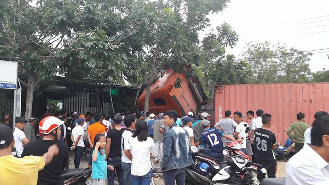 Ninh Thuận: Tr&aacute;nh xe m&aacute;y, container đ&acirc;m thẳng v&agrave;o qu&aacute;n cafe đ&egrave; n&aacute;t nhiều xe m&aacute;y - Ảnh 6.