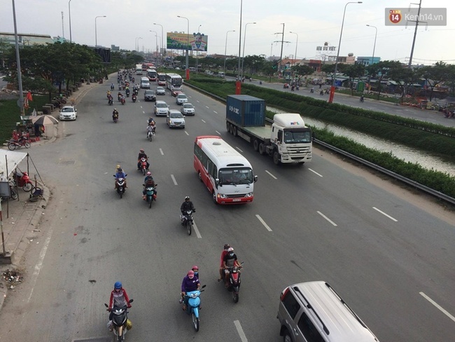 Đường phố Sài Gòn vẫn thông thoáng trong ngày người dân trở lại sau kỳ nghỉ Tết - Ảnh 1.