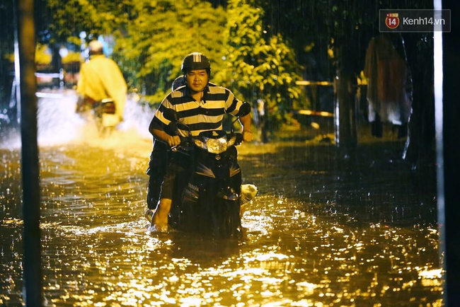 Chùm ảnh: Mưa xối xả chiều mùng 6 Tết, nhiều tuyến đường ở Sài Gòn bị ngập - Ảnh 9.