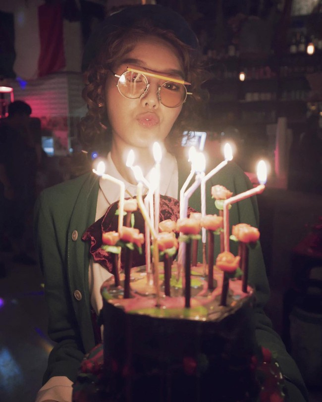 Vắng Yoona, SNSD tổ chức sinh nhật hoành tráng theo phong cách năm 80 cho Sooyoung - Ảnh 2.