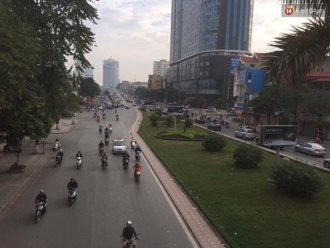 Đường phố H&agrave; Nội th&ocirc;ng tho&aacute;ng trong ng&agrave;y đi l&agrave;m đầu ti&ecirc;n năm con g&agrave; 2017 - Ảnh 10.