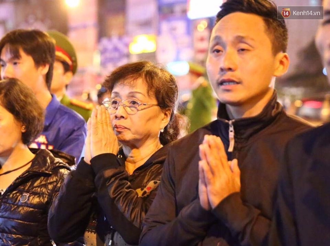 Hà Nội: Biển người ngồi kín vỉa hè chờ dâng sao giải hạn ở chùa Phúc Khánh - Ảnh 8.