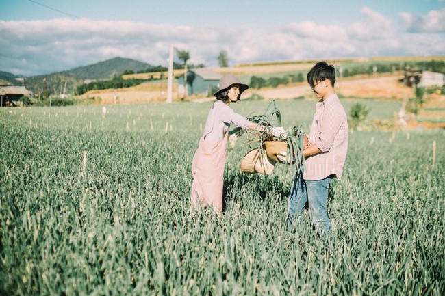 Chỉ cần yêu nhau thật nhiều thì ảnh cưới chụp ở... vườn rau cũng khiến người ta xuýt xoa - Ảnh 29.