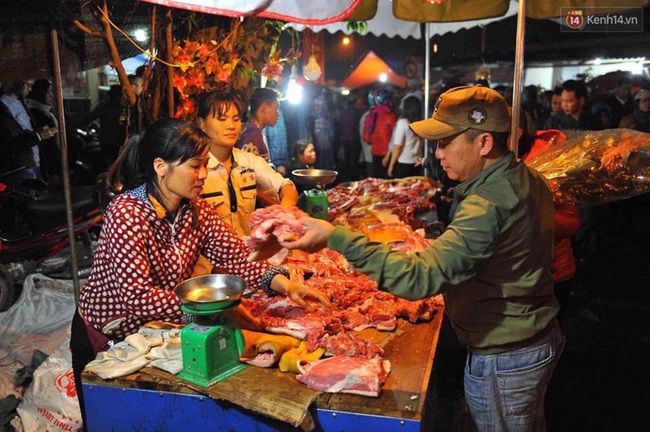 Người dân đội mưa rét đi chợ Viềng mua may bán đắt lấy lộc đầu năm - Ảnh 9.