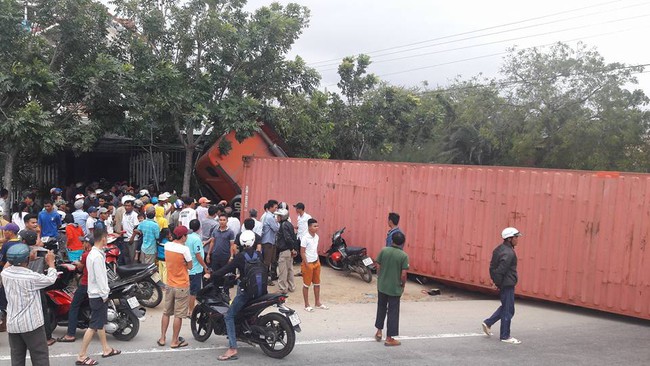 Ninh Thuận: Tr&aacute;nh xe m&aacute;y, container đ&acirc;m thẳng v&agrave;o qu&aacute;n cafe đ&egrave; n&aacute;t nhiều xe m&aacute;y - Ảnh 7.