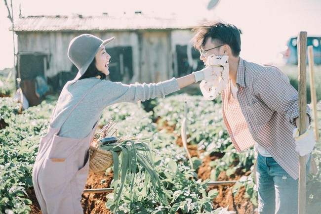 Chỉ cần yêu nhau thật nhiều thì ảnh cưới chụp ở... vườn rau cũng khiến người ta xuýt xoa - Ảnh 32.