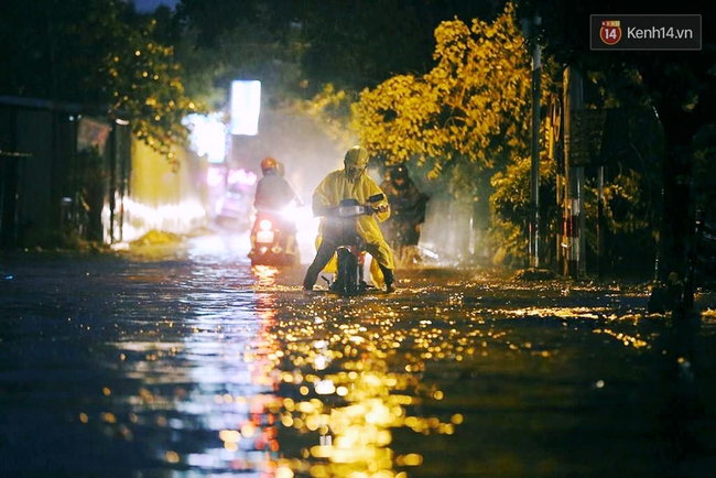 Chùm ảnh: Mưa xối xả chiều mùng 6 Tết, nhiều tuyến đường ở Sài Gòn bị ngập - Ảnh 12.