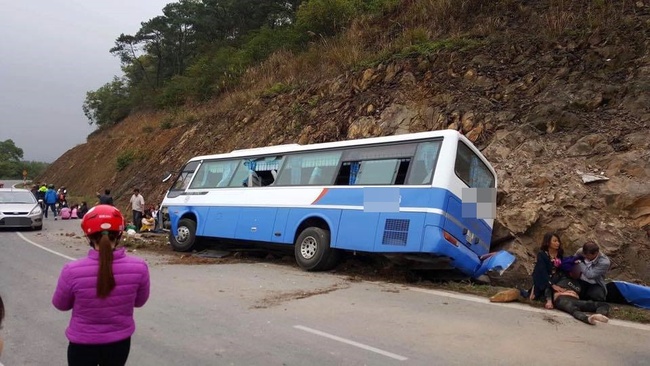 Hà Nội: Ô tô khách mất lái đâm vào vách núi, một người tử vong - Ảnh 1.
