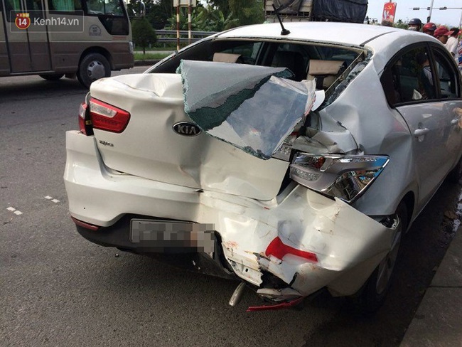 Ôtô nát bét sau va chạm với xe khách, một người bị thương được CSGT đưa đi cấp cứu - Ảnh 3.