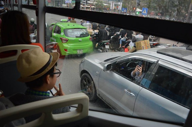 Khoảnh khắc đẹp: Mẹ chụp ảnh con qua tấm k&iacute;nh bu&yacute;t nhanh BRT - Ảnh 1.