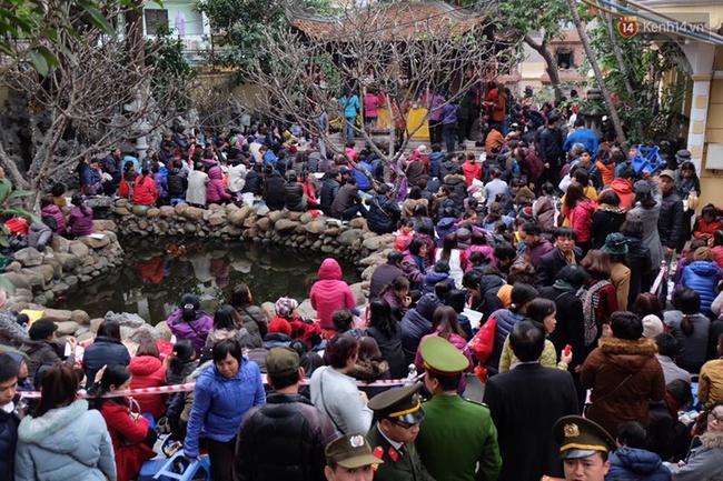 Hà Nội: Hàng nghìn người đang ngồi tràn ra đường dự lễ cầu an lớn nhất năm ở chùa Phúc Khánh - Ảnh 2.