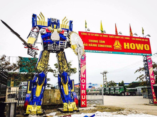 Robot khổng lồ nặng gần 8 tấn được một công ty ở Hà Nội mua về trưng bày trước cổng - Ảnh 1.