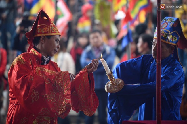 Ch&ugrave;m ảnh: Người d&acirc;n nh&aacute;o nh&agrave;o, nhảy l&ecirc;n đầu nhau tranh cướp phết Hiền Quan - Ảnh 1.