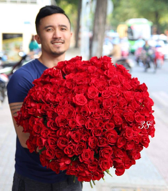 Cành hồng đỏ cao bằng cô gái trẻ giá 500.000 gây sốt mùa Valentine năm nay - Ảnh 6.