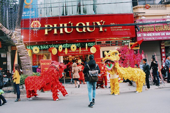 Người Hà Nội xếp hàng từ sáng sớm chờ mua vàng trong ngày vía thần tài - Ảnh 5.