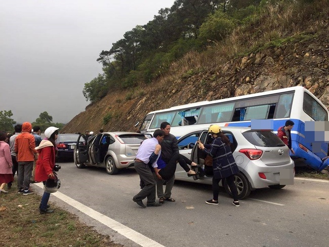 Hà Nội: Ô tô khách mất lái đâm vào vách núi, một người tử vong - Ảnh 2.