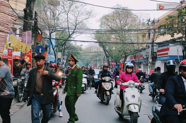 Người Hà Nội xếp hàng từ sáng sớm chờ mua vàng trong ngày vía thần tài - Ảnh 2.