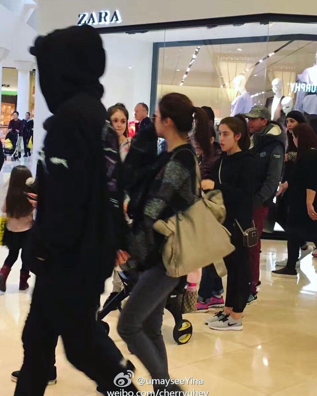 Bi Rain v&agrave; Kim Tae Hee nắm tay kh&ocirc;ng rời đi mua sắm, bất ngờ khi xuất hiện tại Grammy - Ảnh 1.