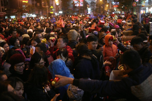 Hà Nội: Hàng nghìn người đang ngồi tràn ra đường dự lễ cầu an lớn nhất năm ở chùa Phúc Khánh - Ảnh 35.