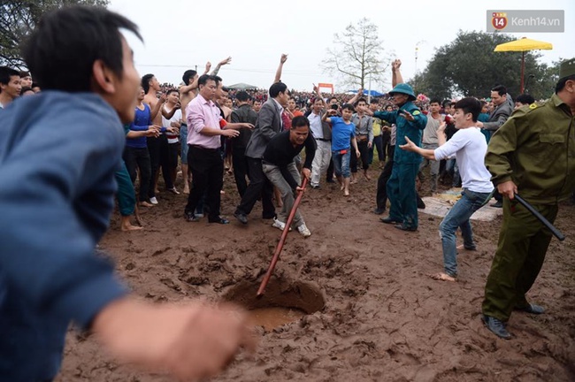 Ch&ugrave;m ảnh: Người d&acirc;n nh&aacute;o nh&agrave;o, nhảy l&ecirc;n đầu nhau tranh cướp phết Hiền Quan - Ảnh 8.