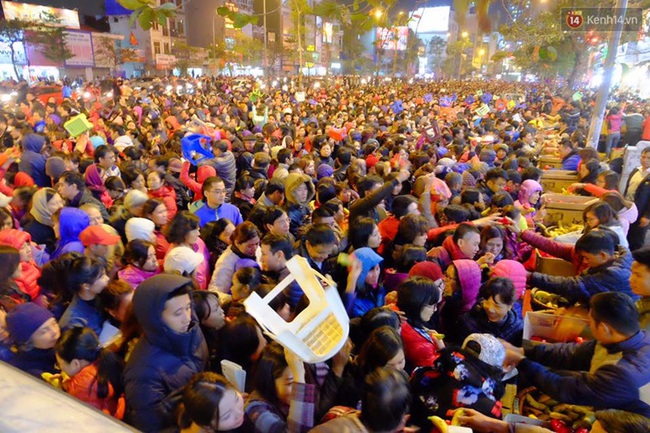Hà Nội: Hàng nghìn người đang ngồi tràn ra đường dự lễ cầu an lớn nhất năm ở chùa Phúc Khánh - Ảnh 30.