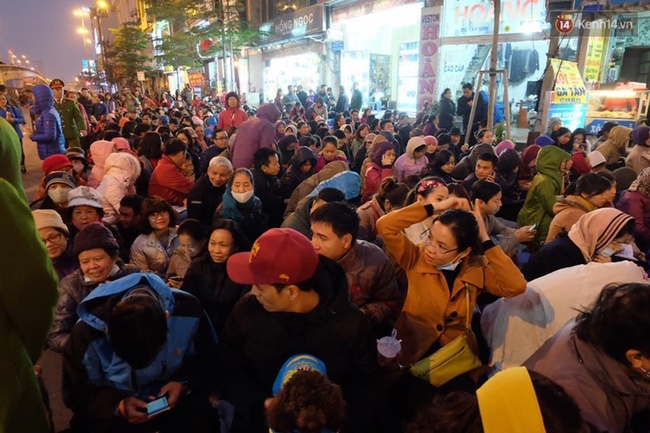 H&agrave; Nội: H&agrave;ng ngh&igrave;n người đang ngồi tr&agrave;n ra đường dự lễ cầu an lớn nhất năm ở ch&ugrave;a Ph&uacute;c Kh&aacute;nh - Ảnh 12.