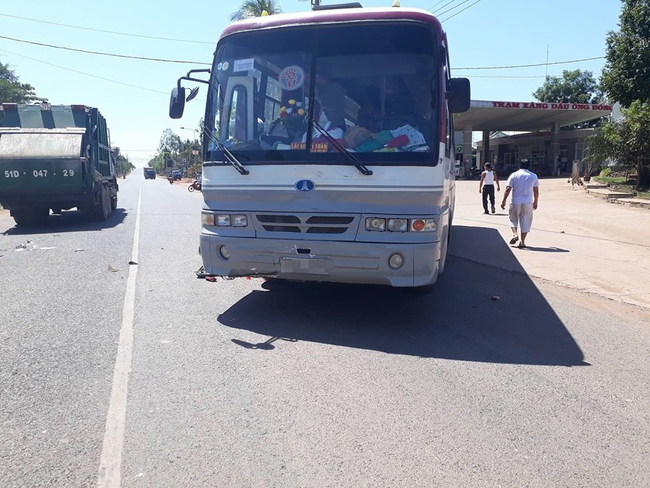 Đồng Nai: Va chạm xe kh&aacute;ch 45 chỗ v&agrave; xe đạp điện, 1 học sinh tử vong - Ảnh 1.