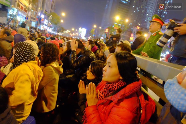 Hà Nội: Hàng nghìn người đang ngồi tràn ra đường dự lễ cầu an lớn nhất năm ở chùa Phúc Khánh - Ảnh 21.