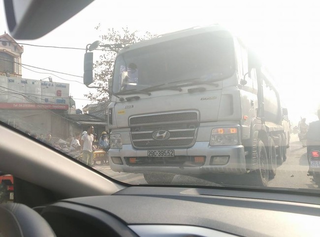 H&agrave; Nội: Đ&acirc;m thẳng v&agrave;o xe tải, người phụ nữ bị c&aacute;n chết tại chỗ - Ảnh 1.