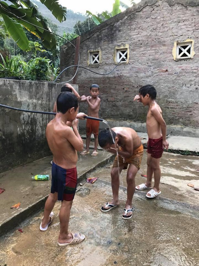 K&yacute; t&uacute;c x&aacute; tiểu học v&ugrave;ng cao: Nơi lũ trẻ sống c&ugrave;ng mưa gi&oacute; để kiếm t&igrave;m con chữ... - Ảnh 4.