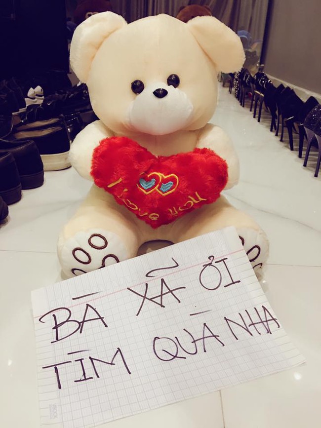 Fan h&acirc;m mộ ghen tị với m&oacute;n qu&agrave; Trấn Th&agrave;nh tặng b&agrave; x&atilde; Hari dịp Valentine - Ảnh 3.