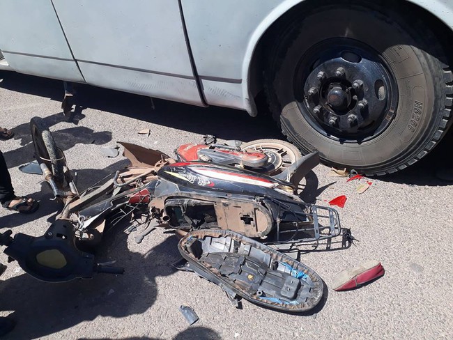 Đồng Nai: Va chạm xe kh&aacute;ch 45 chỗ v&agrave; xe đạp điện, 1 học sinh tử vong - Ảnh 2.