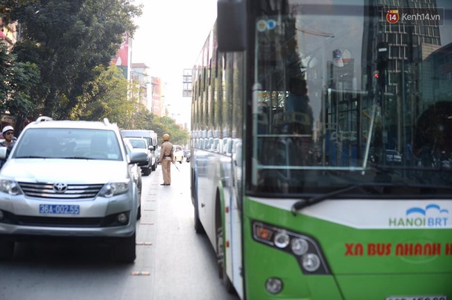 Buýt nhanh BRT lỗi kỹ thuật nằm giữa làn ưu tiên trên đường Láng Hạ - Ảnh 4.