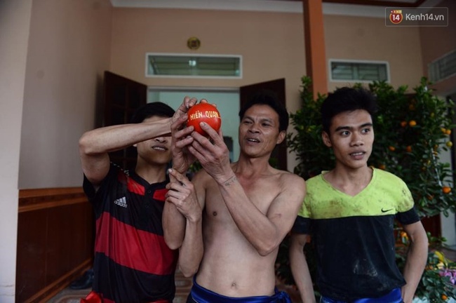 Ch&ugrave;m ảnh: Người d&acirc;n nh&aacute;o nh&agrave;o, nhảy l&ecirc;n đầu nhau tranh cướp phết Hiền Quan - Ảnh 20.