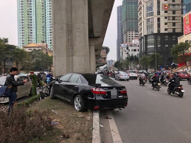 Hà Nội: Xe Camry mất lái gây tai nạn liên hoàn, đâm nát xe máy - Ảnh 1.