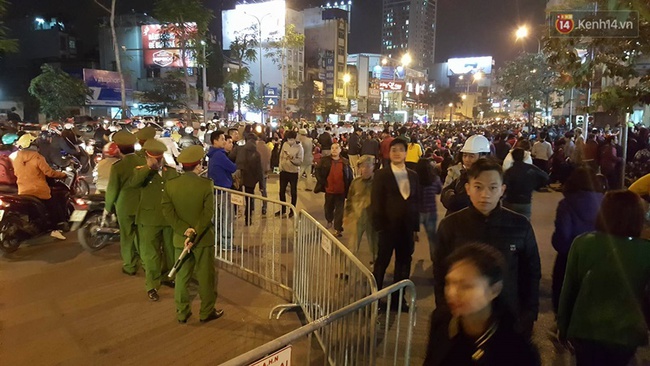 H&agrave; Nội: H&agrave;ng ngh&igrave;n người đang ngồi tr&agrave;n ra đường dự lễ cầu an lớn nhất năm ở ch&ugrave;a Ph&uacute;c Kh&aacute;nh - Ảnh 16.