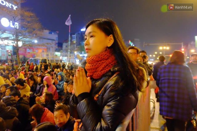 H&agrave; Nội: H&agrave;ng ngh&igrave;n người đang ngồi tr&agrave;n ra đường dự lễ cầu an lớn nhất năm ở ch&ugrave;a Ph&uacute;c Kh&aacute;nh - Ảnh 27.