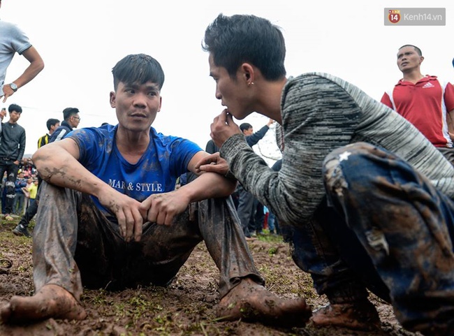 Chùm ảnh: Người dân nháo nhào, nhảy lên đầu nhau tranh cướp phết Hiền Quan - Ảnh 18.