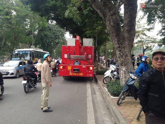H&agrave; Nội: Đang đợi xe cấp cứu, người đ&agrave;n &ocirc;ng tỉnh lại rồi bất ngờ nhảy xuống hồ Thiền Quang - Ảnh 3.