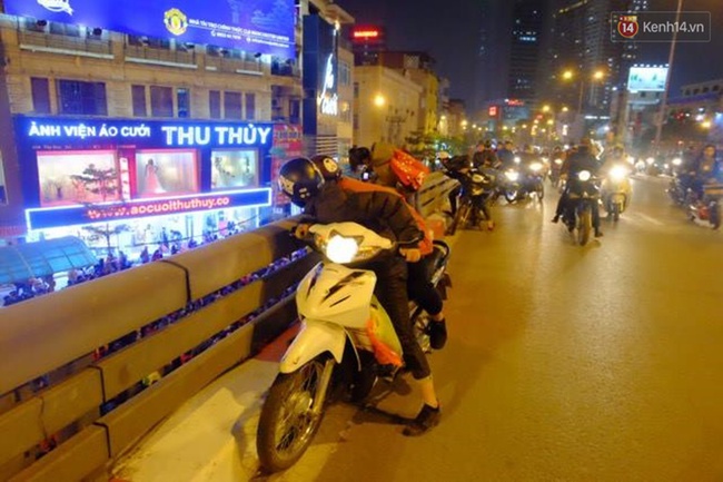 H&agrave; Nội: H&agrave;ng ngh&igrave;n người đang ngồi tr&agrave;n ra đường dự lễ cầu an lớn nhất năm ở ch&ugrave;a Ph&uacute;c Kh&aacute;nh - Ảnh 26.