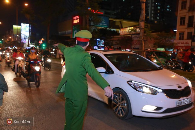H&agrave; Nội: H&agrave;ng ngh&igrave;n người đang ngồi tr&agrave;n ra đường dự lễ cầu an lớn nhất năm ở ch&ugrave;a Ph&uacute;c Kh&aacute;nh - Ảnh 22.