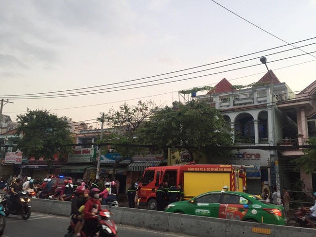 Cửa hàng gấu bông ở Sài Gòn bốc cháy dữ dội trước Lễ tình nhân - Ảnh 3.
