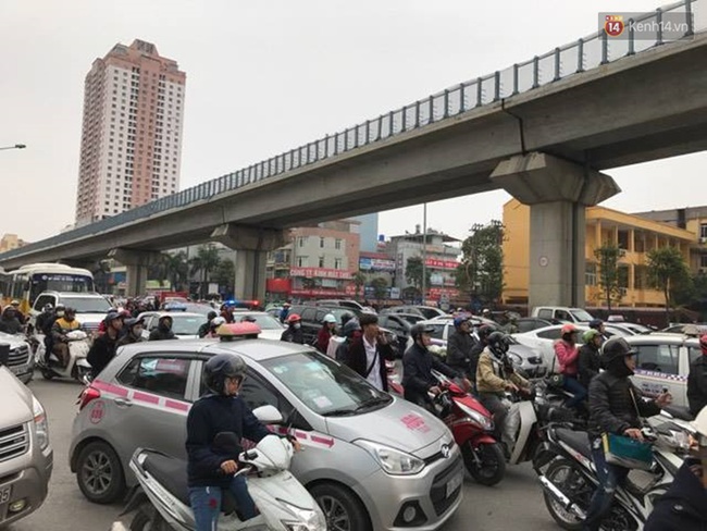 Hà Nội: Xe Camry mất lái gây tai nạn liên hoàn, đâm nát xe máy - Ảnh 3.