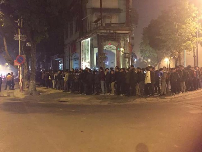 Giới trẻ H&agrave; Nội xếp h&agrave;ng d&agrave;i xuy&ecirc;n đ&ecirc;m chờ mua quần &aacute;o si&ecirc;u rẻ - Ảnh 1.
