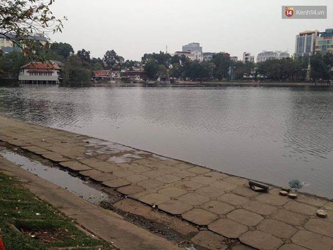 H&agrave; Nội: Đang đợi xe cấp cứu, người đ&agrave;n &ocirc;ng tỉnh lại rồi bất ngờ nhảy xuống hồ Thiền Quang - Ảnh 1.
