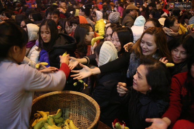 Hà Nội: Hàng nghìn người đang ngồi tràn ra đường dự lễ cầu an lớn nhất năm ở chùa Phúc Khánh - Ảnh 34.