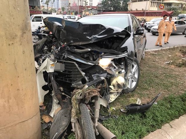 Hà Nội: Xe Camry mất lái gây tai nạn liên hoàn, đâm nát xe máy - Ảnh 2.
