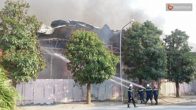 Hà Nội: Cháy dữ dội tại khu đất 1.000 m2 gần đường Võ Chí Công, khói đen bốc cao hàng chục mét - Ảnh 5.
